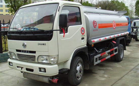 推荐怎样正确的选购油罐车,教你挑选小型油罐车价目表