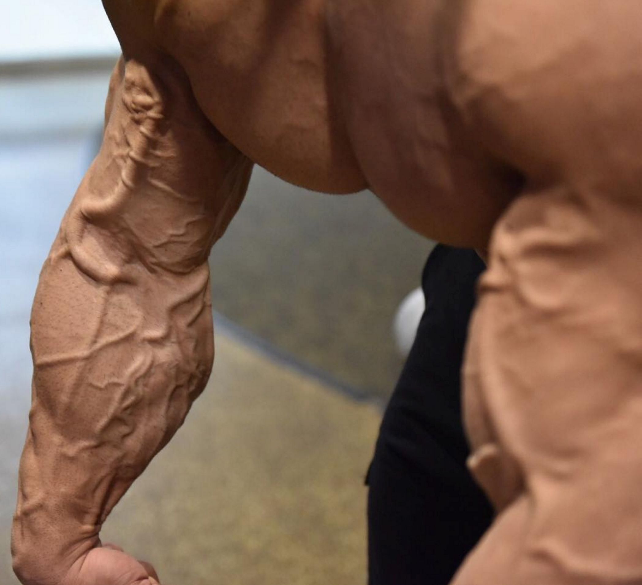 健身身上爆出来的是青筋还是血管,为什么健身的人都青筋暴起