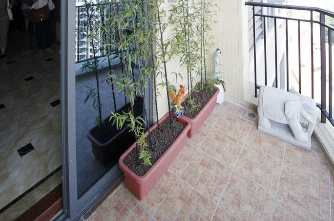 阳台水管开着楼下漏水不开就不漏,阳台侧面漏水底部不漏怎样补漏