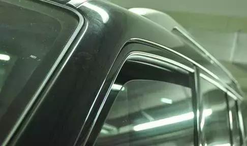 挡风玻璃起雾开冷空调还是热风好,挡风玻璃除雾有雾气