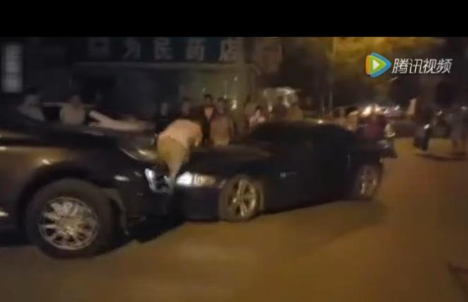 宝马女司机和卡宴,保时捷车主惹毛宝马女司机