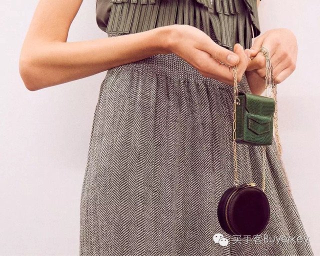 手拿包女推荐真皮徽章款,新款女士手拿包百搭大容量