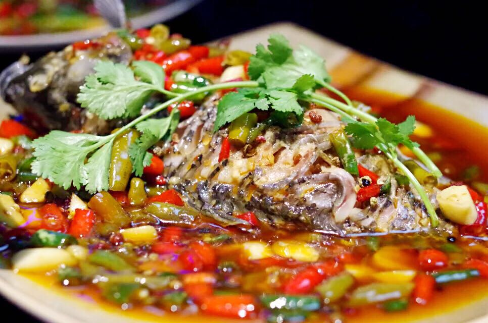 第一次吃烧烤串被惊艳,山洞里吃饭是一种什么体验