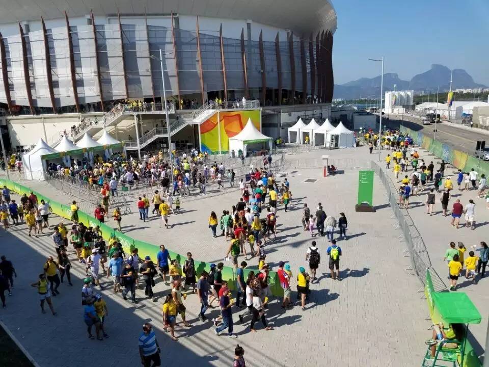 “Ole,Ole,Ole,Ole,内内”去看奥运会的巴西人,只能穿一件球衣!