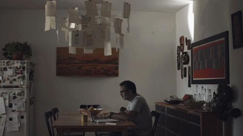 你拿镜子晃人时，有人用它点亮地下室居住者的家，为100万人带去温暖的阳光！