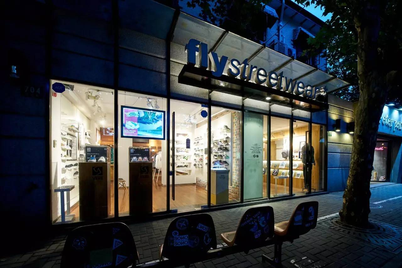 我们在上海拍下了15位潮流工作者，还给你介绍20间最新最好玩的潮店！