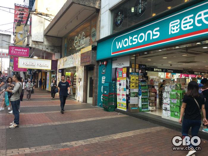 服务少，还不愁客流？香港化妆品单品牌店三大怪相