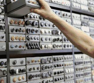 老房子里收藏有100万颗纽及巧手妈妈家族三代人缝缝补补的故事