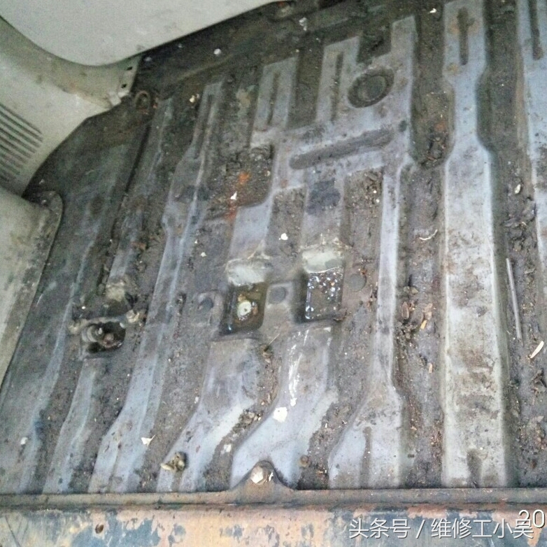 拆掉汽车地板革,拆下来的汽车座椅