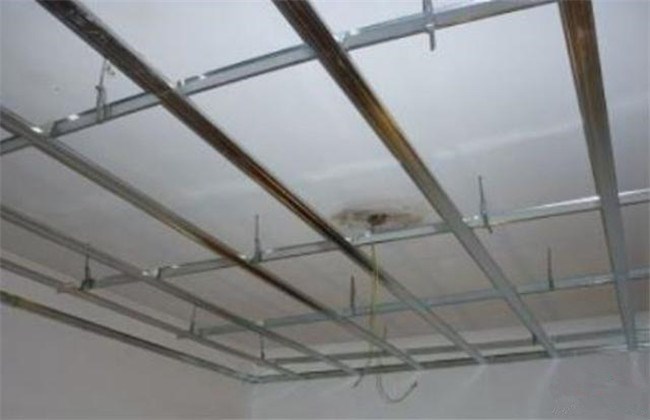 房顶发霉掉墙皮什么原因,房顶有水珠怎么解决