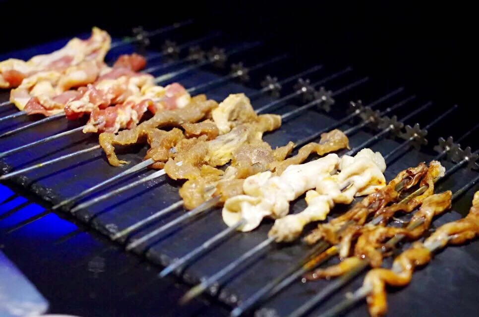 第一次吃烧烤串被惊艳,山洞里吃饭是一种什么体验