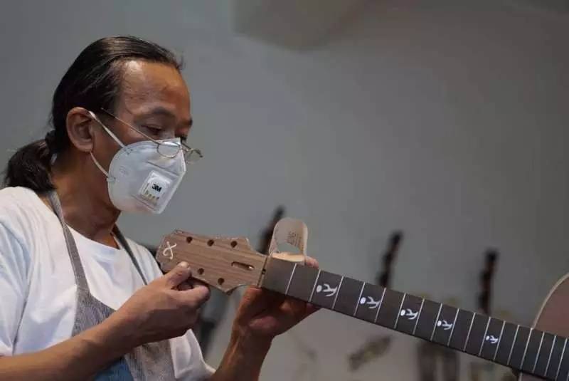 此地人|忘情指舞——大师级手工制琴师解小石