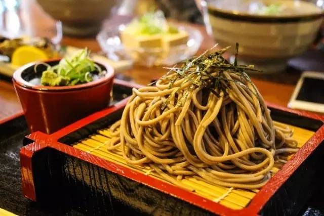 红叶堪比京都，温泉不输北海道的赏枫地，11-12月往返机票￥800+，不用担心人潮说走就走