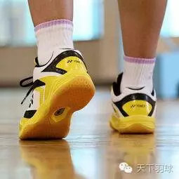 打羽毛球一定要穿羽毛球鞋吗,羽毛球鞋和羽毛球拍哪个重要