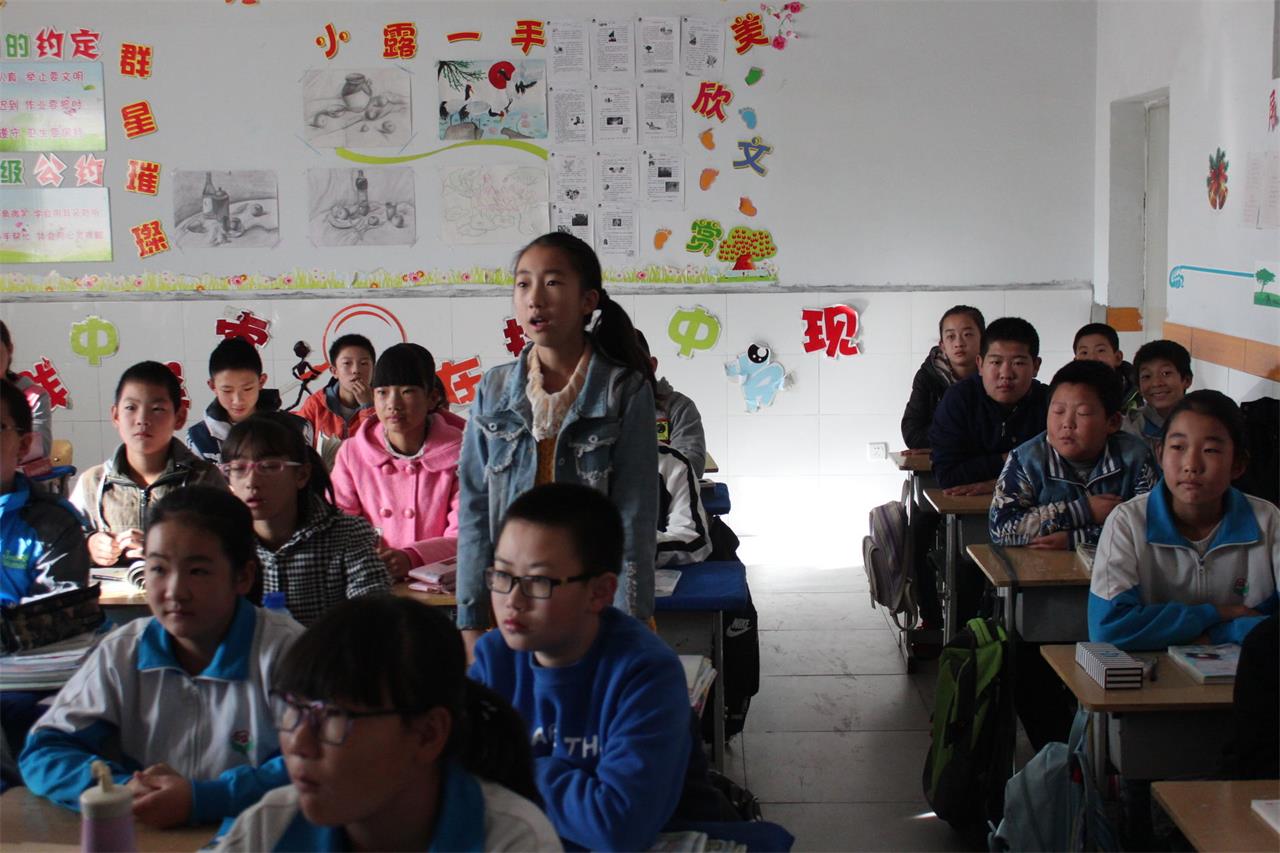 尚义县太平街小学举行“文明在我脚下、手上、口中”主题班队会