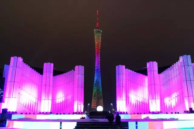 这一家酒店有门童，叫“白手套”。