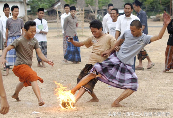 如果足球是燃烧的，那踢球者是什么样的体检？有人这么做了