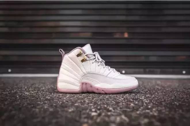 一支YSL就打发了女票，那一双NIKEMag呢？