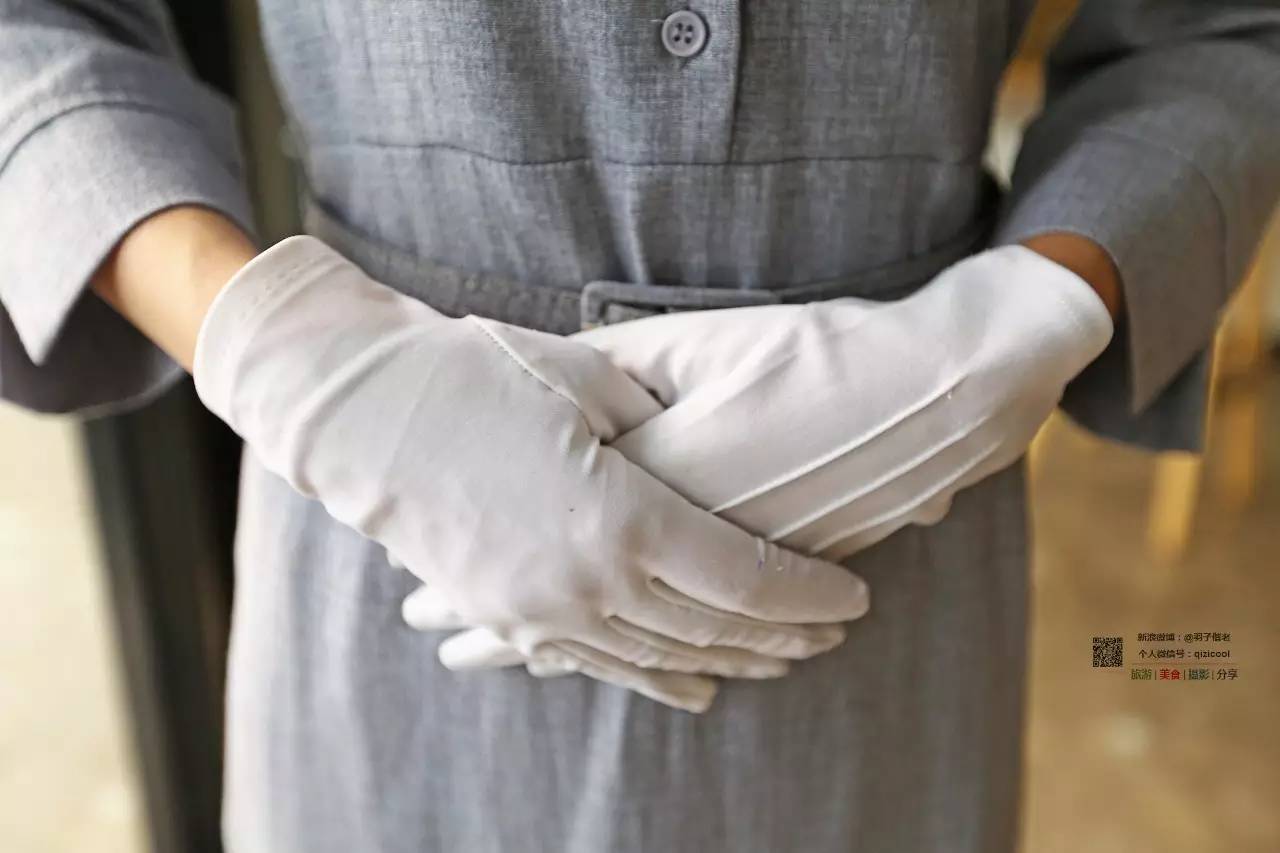 这一家酒店有门童，叫“白手套”。