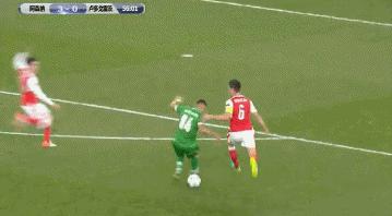 厄齐尔戏耍整条后防线,厄齐尔凌空抽射