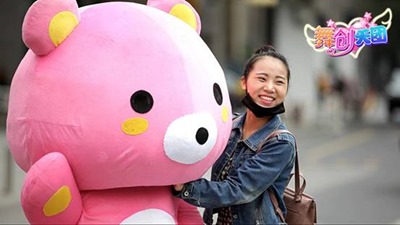 百货大楼女主播巨幕直播送礼引起大量群众围观