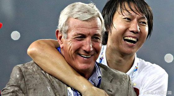 李铁怒怼外界批评足球解说员王涛,抨击国足