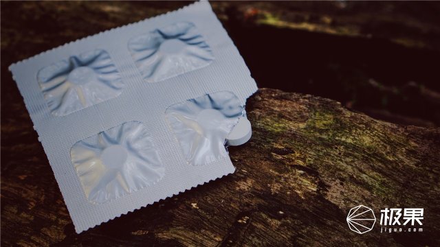 这盒子还没手掌大，里面的工具却比工具箱还全，野外保命全靠它