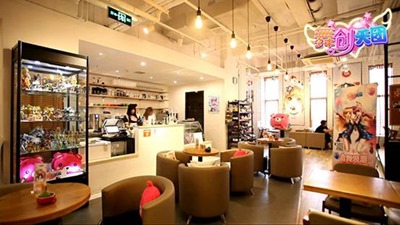 百货大楼女主播巨幕直播送礼引起大量群众围观