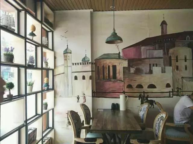 你在家吃泡面，我在多瑞小镇和狮子共进午餐。