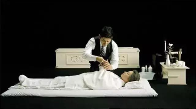 女孩职业入殓师,入殓师这个职业在哪个大学