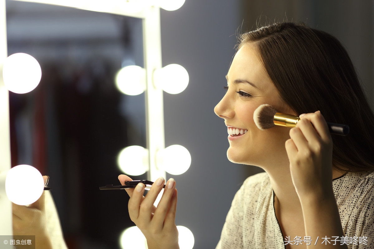 散粉蜜粉和修容蜜粉一样吗,蜜粉和散粉的区别哪个定妆喷雾好