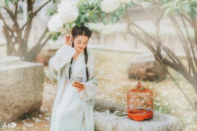 小说：她带王爷飞至崖顶，却能感觉两人呼吸太近，王爷差点吻上她