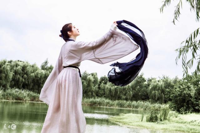 小说：小小萤火虫，做了她和王爷的红娘，二人初次相遇就一见钟情