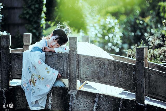 小说：身为王府奴才，她没有奴才样，又翻墙，王爷出手点穴留住她