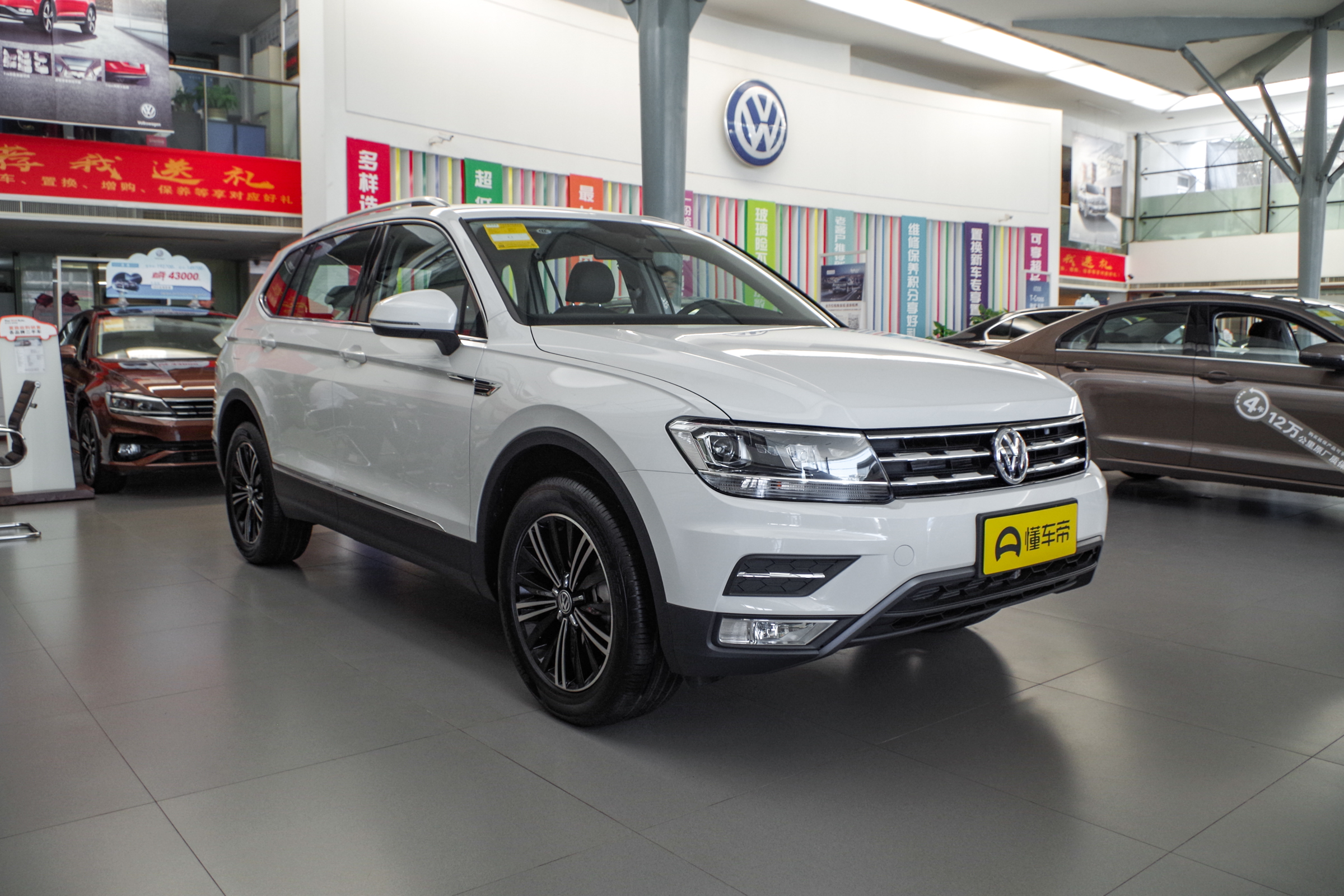 途观l油箱盖应急开启在哪里,2022款途观l油箱盖怎么开启