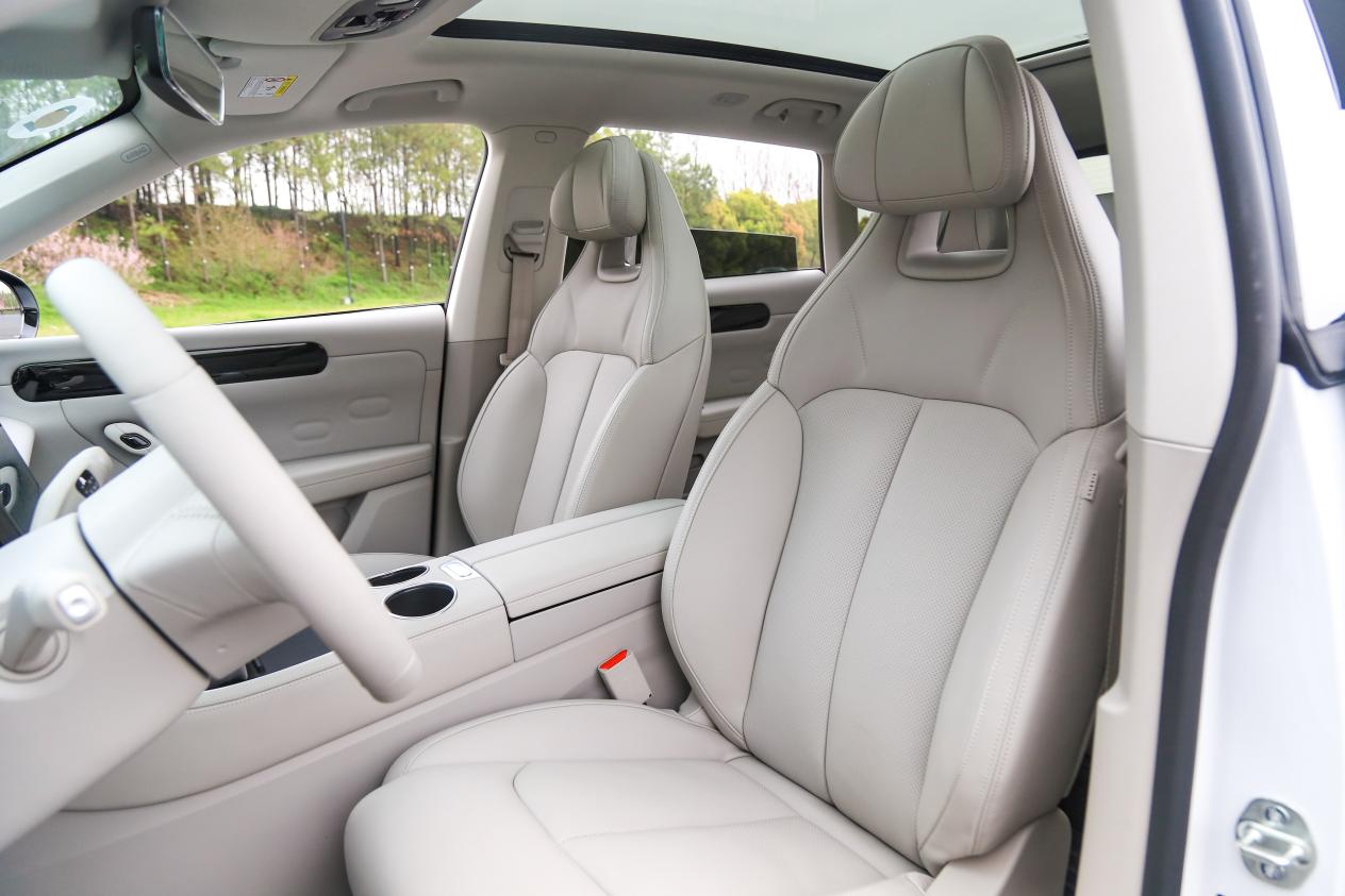 2023入门版c01和c11哪个值得买,零跑c01最新款试驾