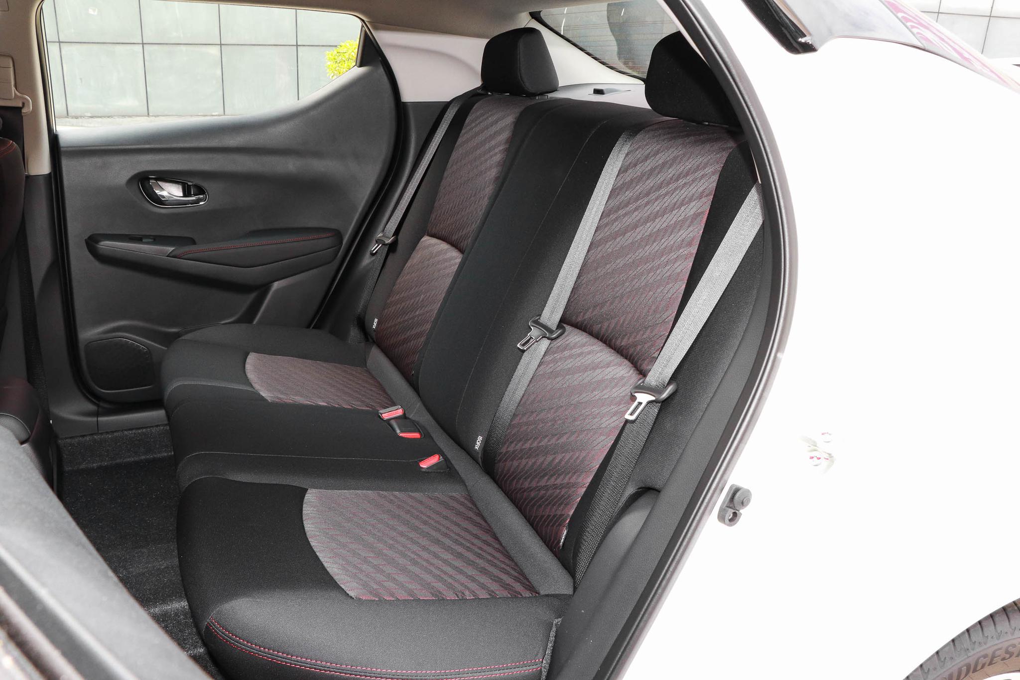 想买省油耐用的轿车，不妨看看蓝鸟，变速箱平顺、后备厢空间大