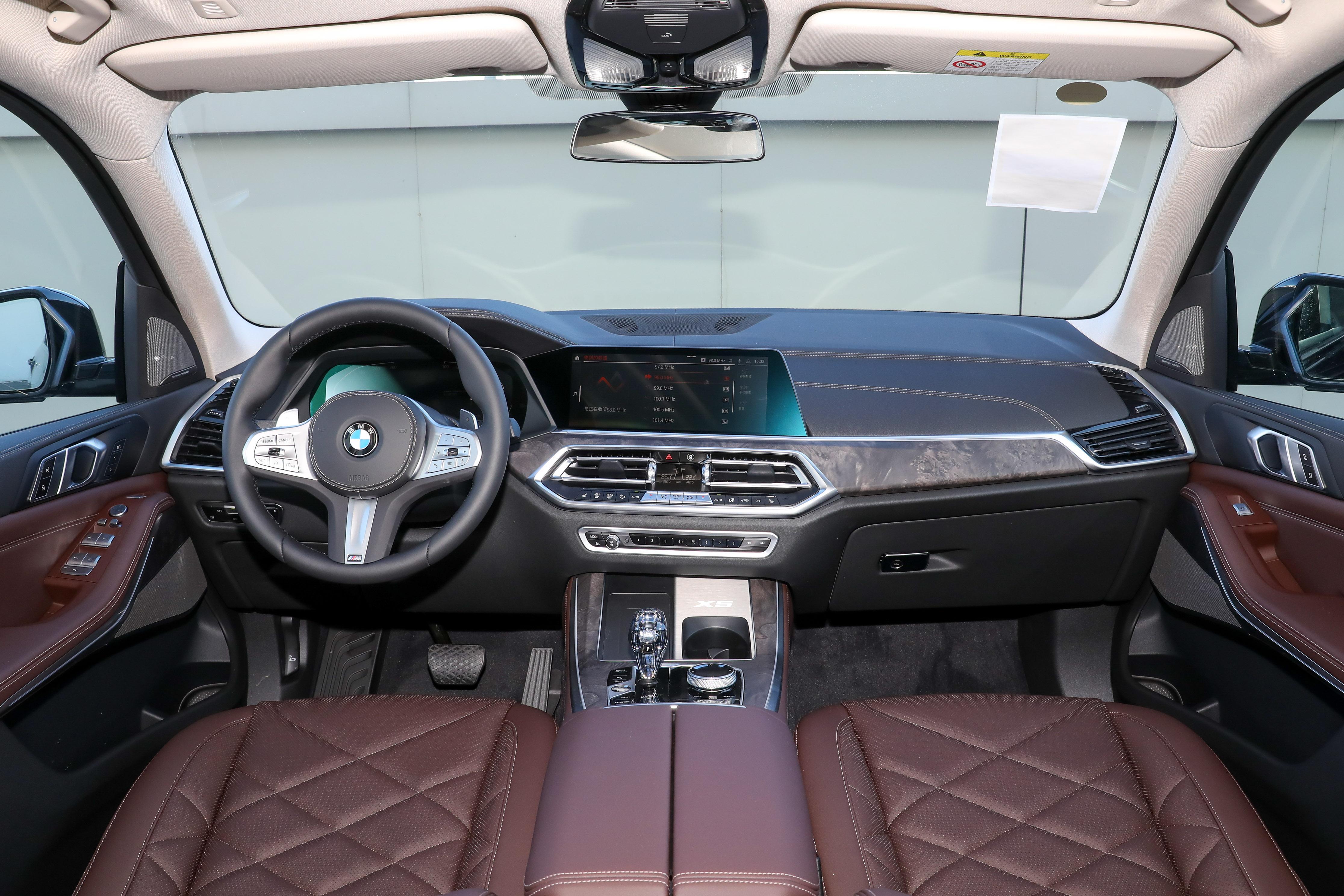 宝马x52020款xdrive40i尊享型m,国产宝马x5全新2024款全面测评