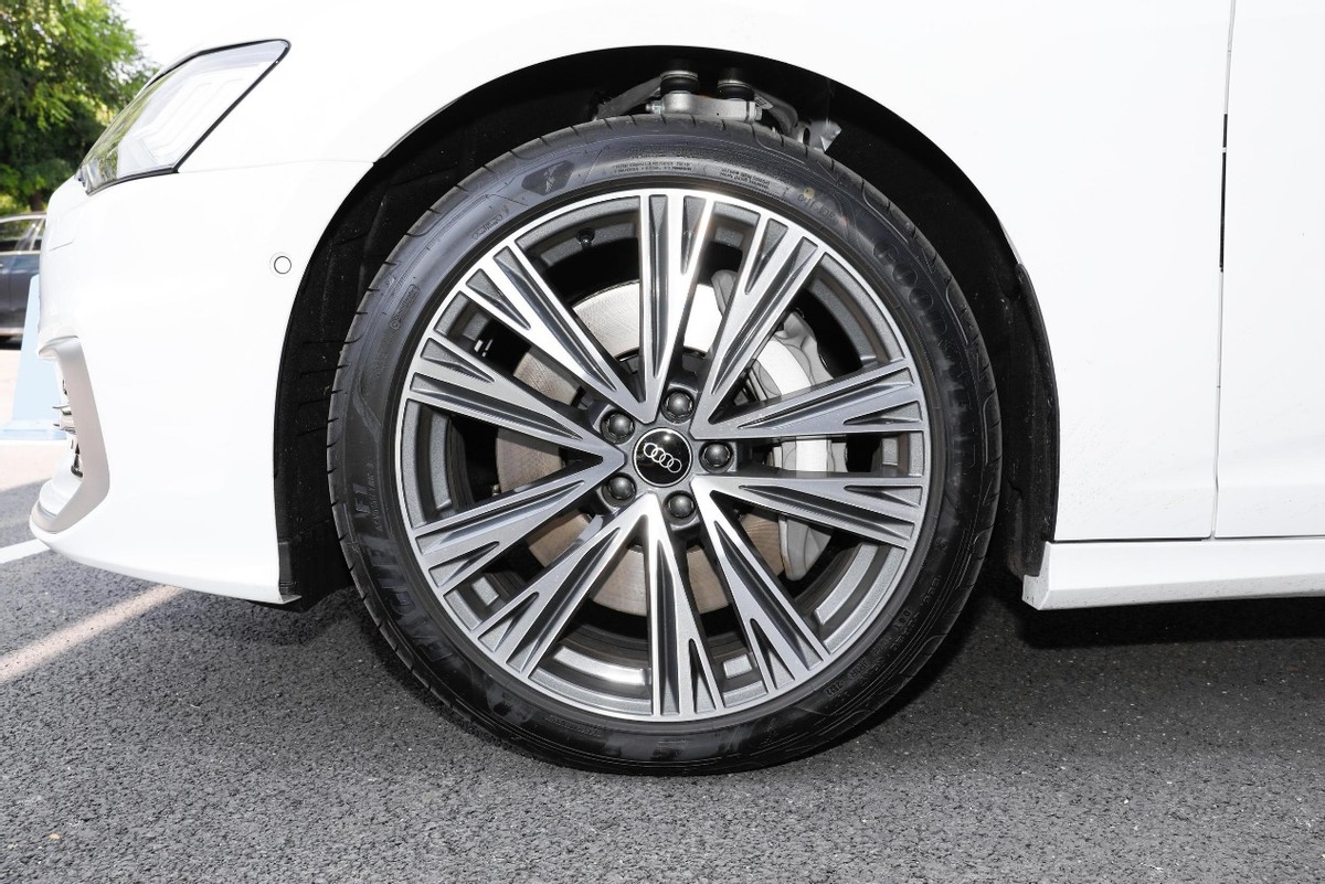 奥迪a6l45tfsiquattro臻选动感型,2011款奥迪a6l2.8quattro