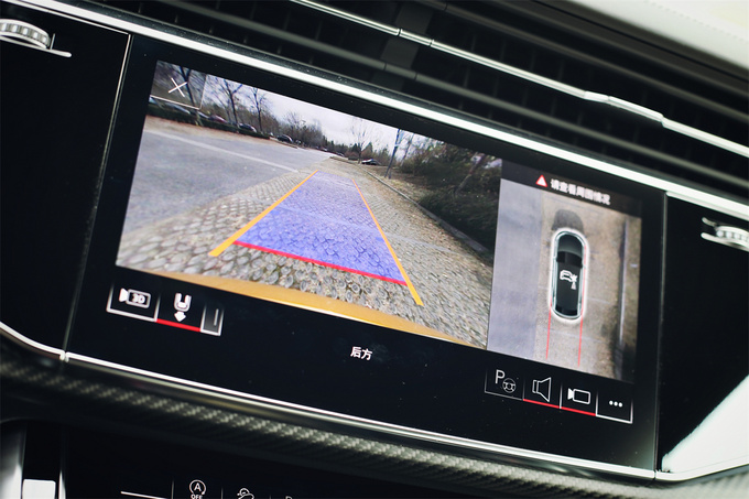 《豪华180》评奥迪RSQ8足够豪华的性能车啥样？