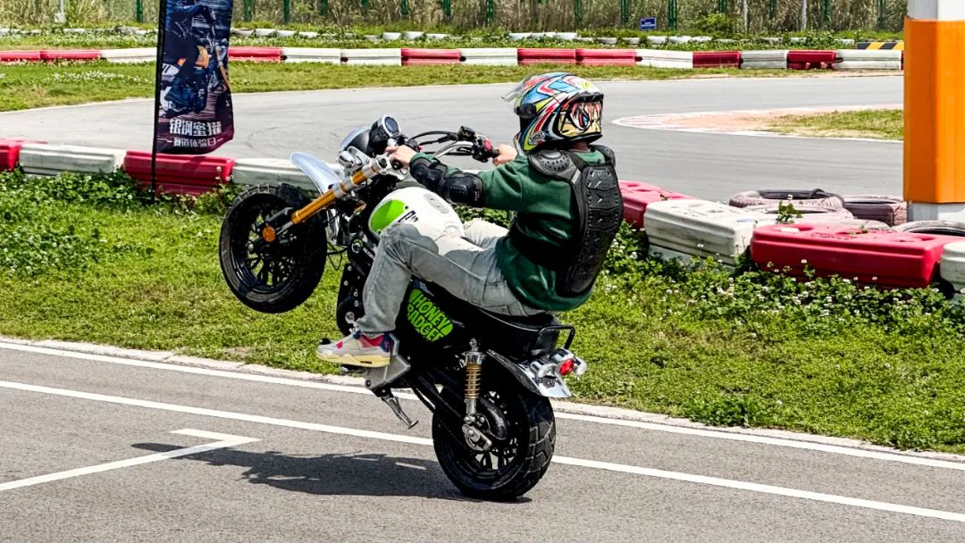 蜜獾的摩托车试驾,蜜獾豪华型摩托车