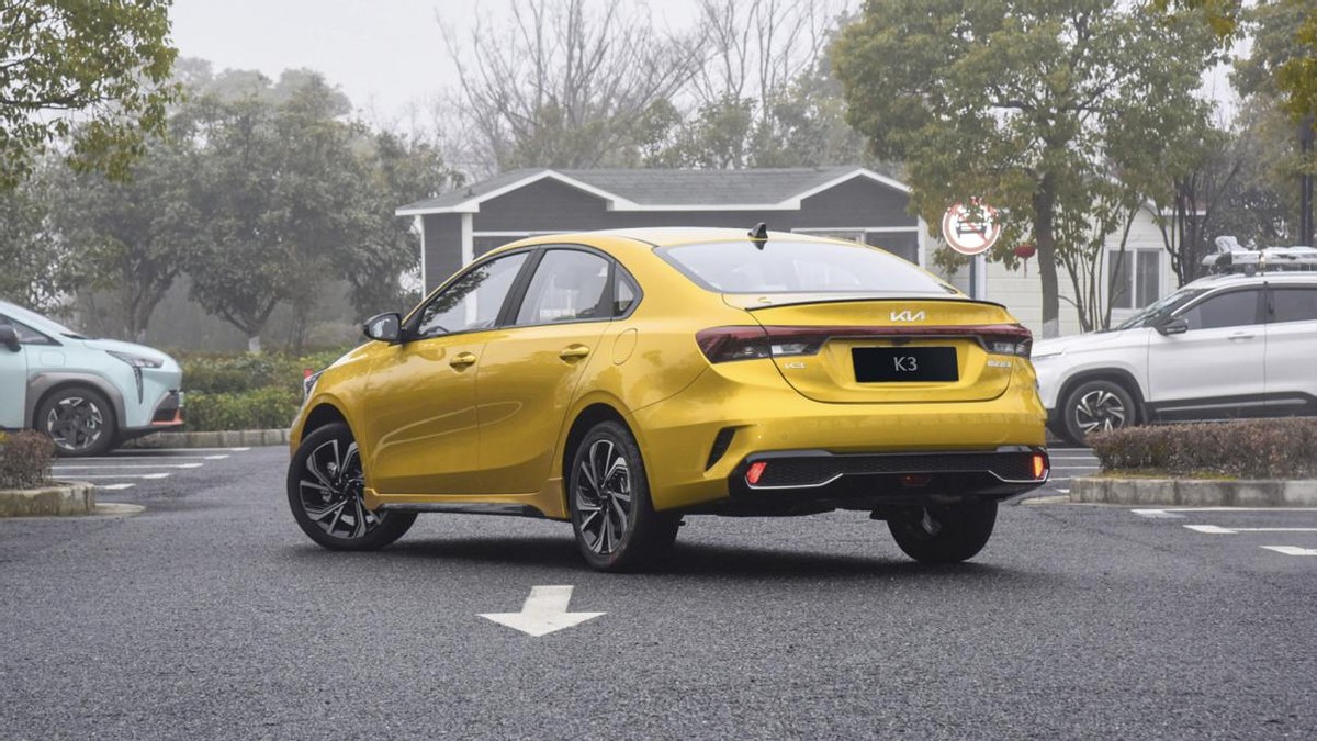 首推次顶配车型698万起售,起亚k3新款1.4t奋斗版蓝色