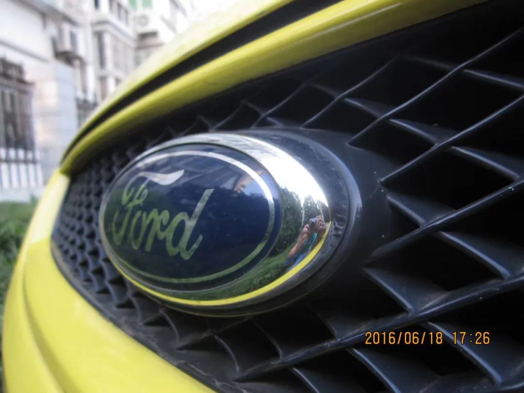 17年福克斯三厢后尾灯总成,17年福特福克斯二厢尾灯