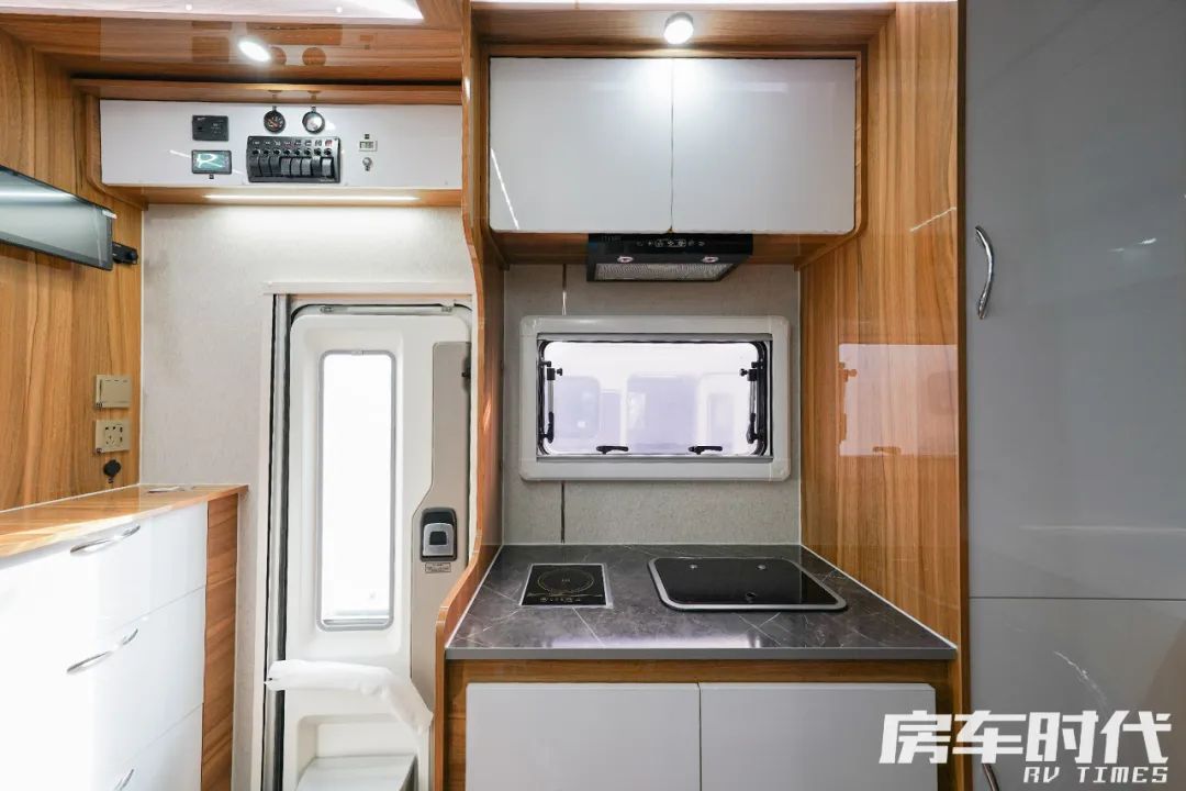 轻卡h500升顶房车,高赛华运h500轻卡c型房车