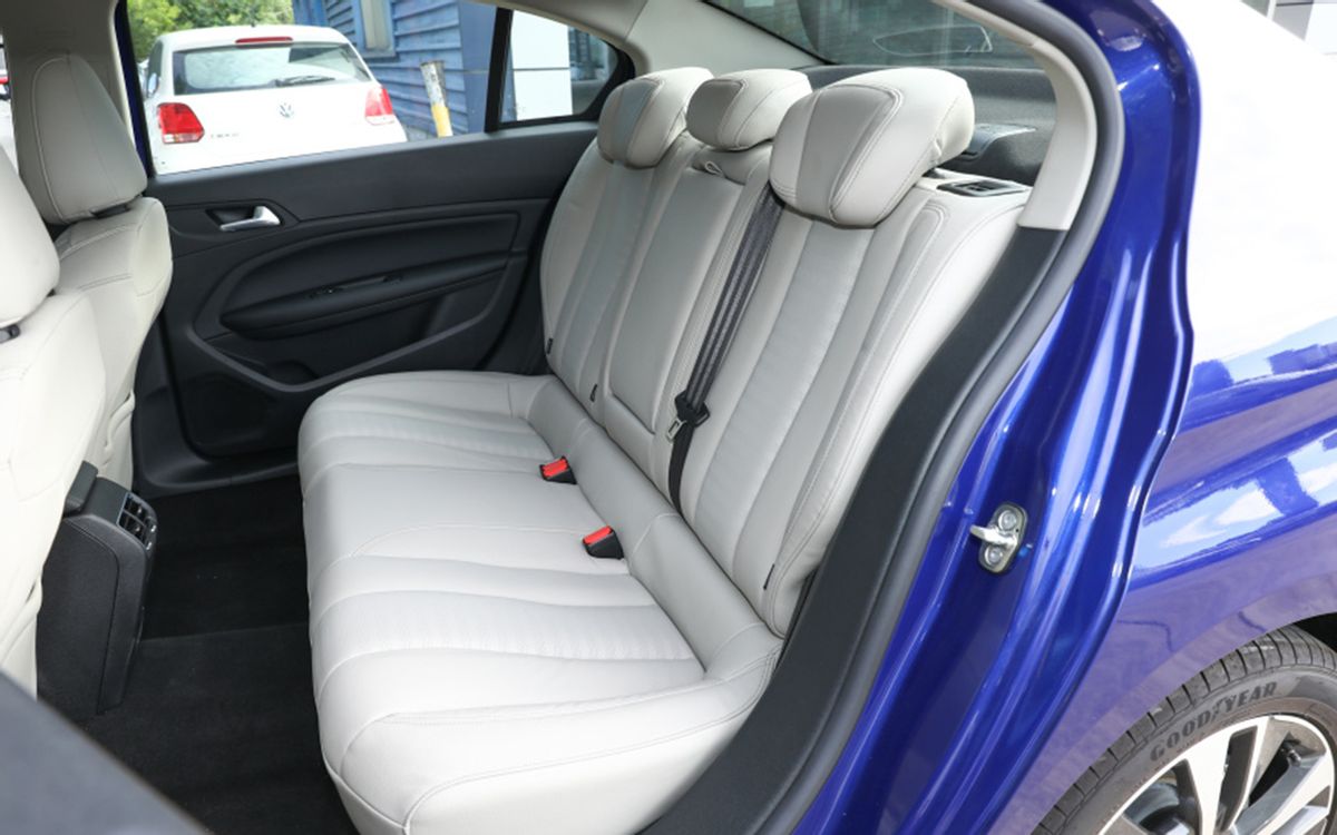 丰田卡罗拉同级别值得购买的车型,2019新丰田卡罗拉三厢版2.0