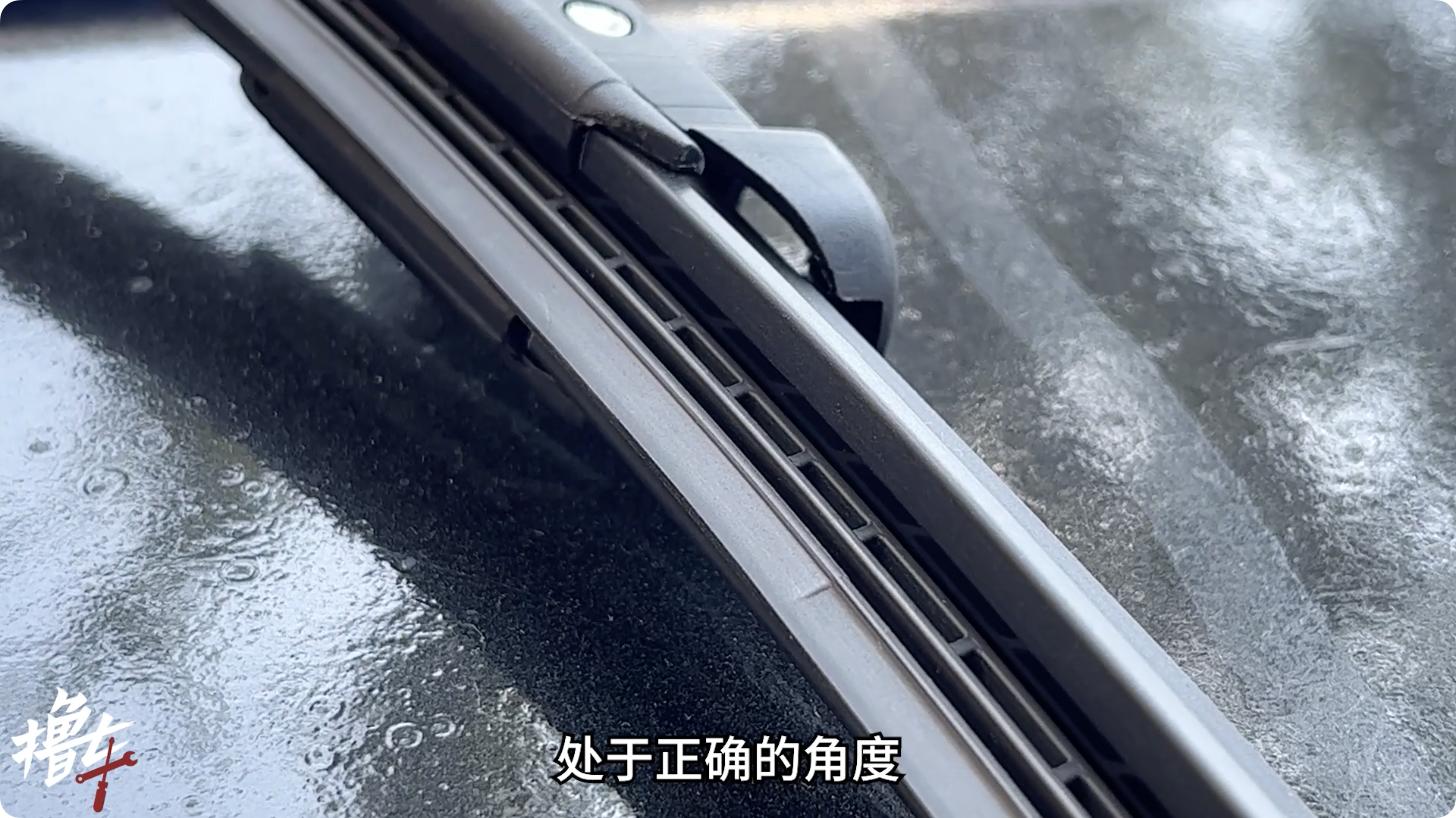 雨刷咯噔咯噔响刮不到位,雨刷往回刮不干净怎么解决