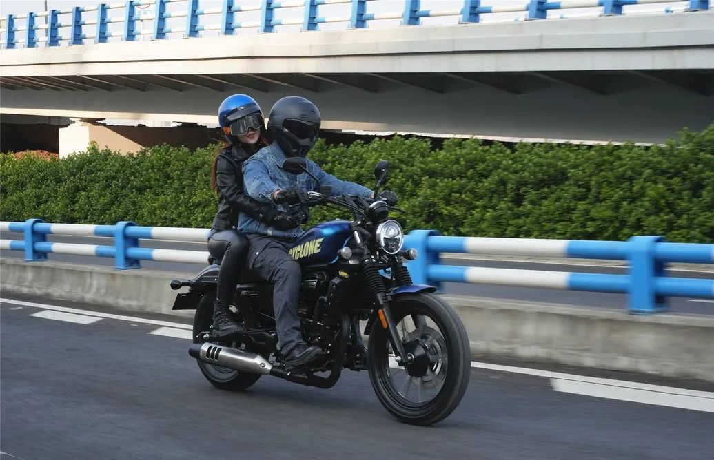 赛科龙ra2502024款对比qj250,钱江闪250和赛科龙ra250比较