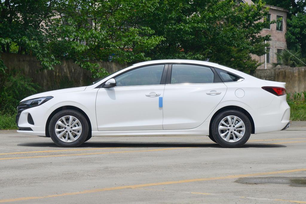 逸动还配备了PAB预警辅助制动系统，这套系统具备4个安全气囊