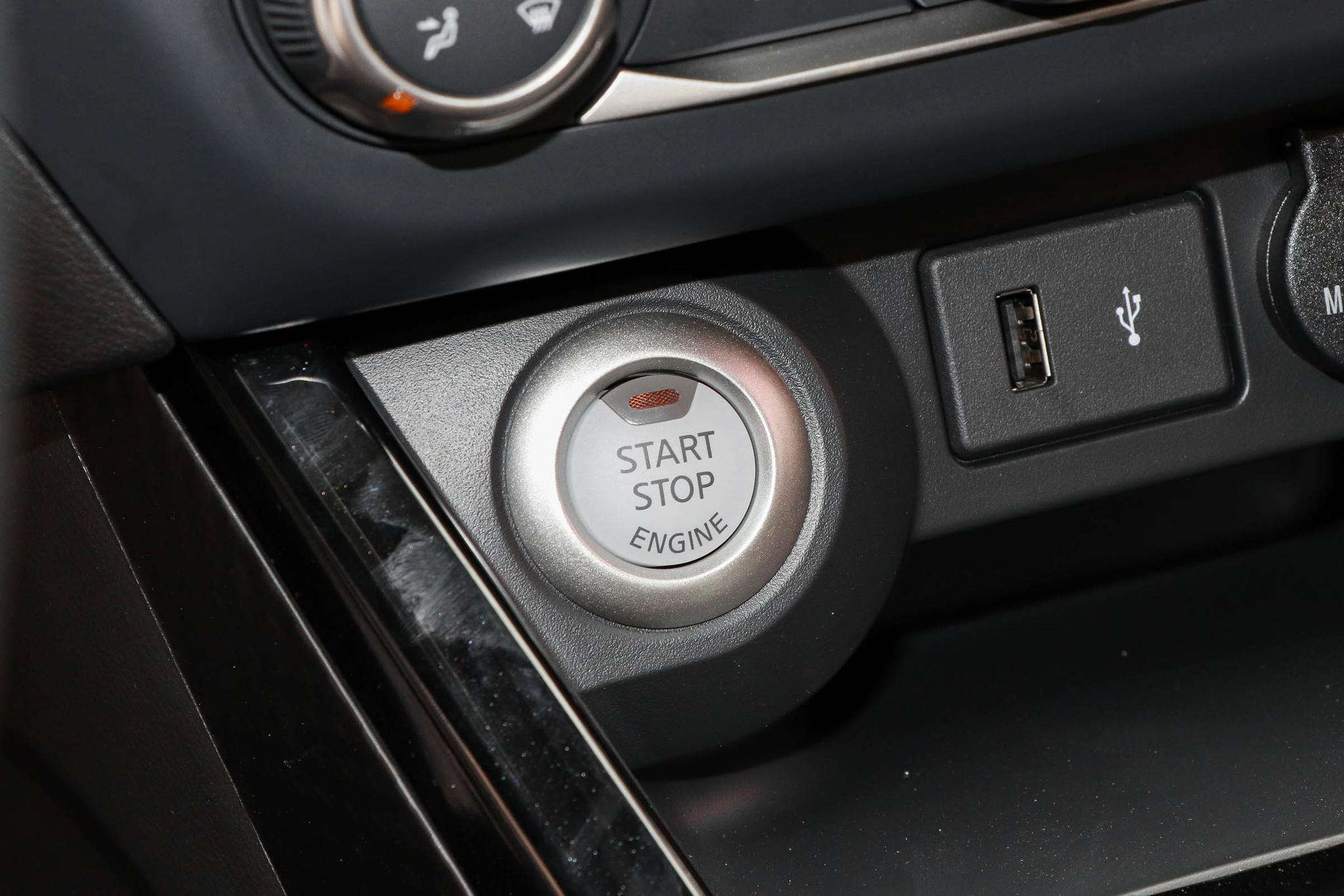 想买省油耐用的轿车，不妨看看蓝鸟，变速箱平顺、后备厢空间大