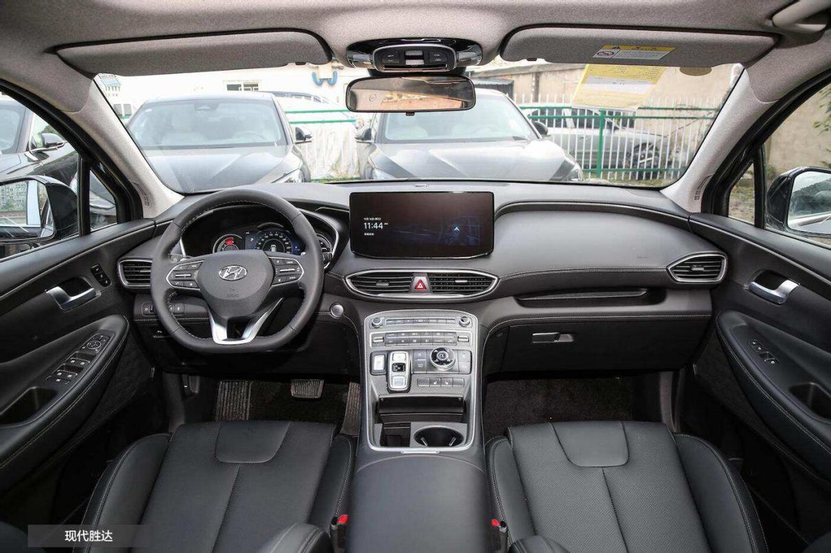 都凭高颜值出圈，比亚迪护卫舰07对比现代胜达，谁的实力更强？